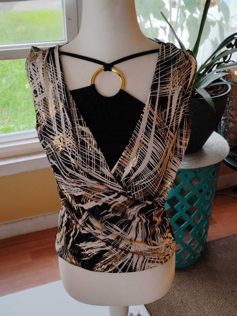 EUC WOMENS FANCY TOP